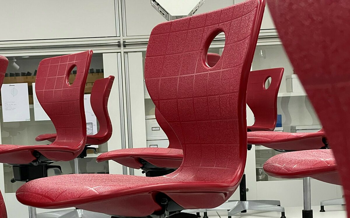 Ein Stuhl nach dem anderen aufgereiht in einem Klassenzimmer einer Schule auf den Tischen Ein Stuhl nach dem anderen aufgereiht in einem Klassenzimmer einer Schule auf den Tischen